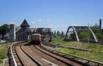 Als S8 nach Birkenwerder verl�sst ein Halbzug 485 mit 485 082 am Zugschluss den Bahnhof Treptower Park.