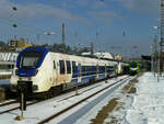 Eine Regionalbahn Richtung K�ln wartet am 12. Februar 2021 in Oberbarmen auf ihre Abfahrt, w�hrend nebenan die S-Bahn Richtung Essen (mit 3429 021) h�lt.