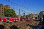 Nach der Ausfahrt aus dem Hamburger Hauptbahnhof verlaufen die Strecken in Richtung Rostock bzw. Berlin sowie L�beck gemeinsam mit der S-Bahn in einem weiten Bogen bis zur Station Berliner Tor, wo sich die Strecken aufteilen. W�hrend die von 112 147 gezogene RB81 nach Bad Oldesloe in Richtung L�beck fahren wird, nutzt die S31 (490 037 und 490 028) Richtung Harburg auf dem Nebengleis eine Rampe, um nach S�den in Richtung Hammerbrook abzubiegen.